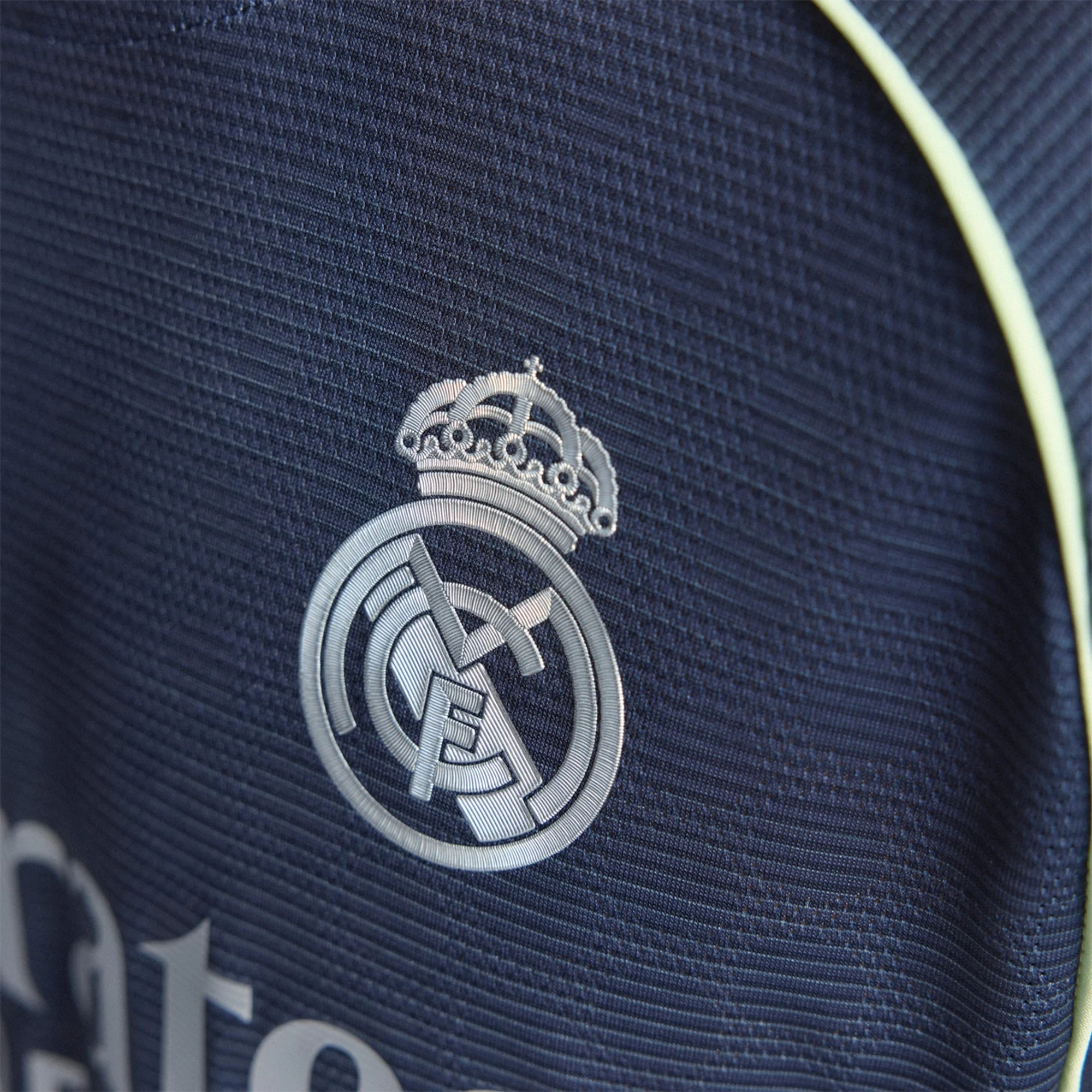 bluzy sportowe Real Madryt 2026,oryginalne koszulka futbolowa ALABA #4 Real Madryt Długi rękaw Precz internetowy,Tanie Koszulki Piłkarskie Real Madryt Długi rękaw ALABA #4 Precz 2025-2026 Stroje Piłkarskie,Real Madryt koszulka piłkarska